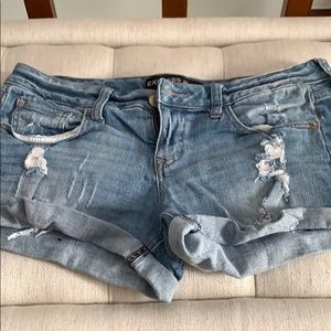 Light wash distressed short